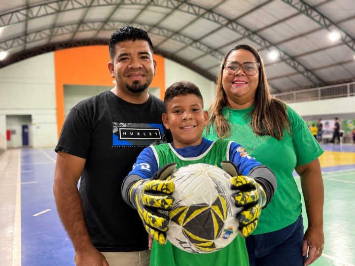 Uma bola e muitos sonhos: Escola de Craques transforma a vida de famílias em Viana
